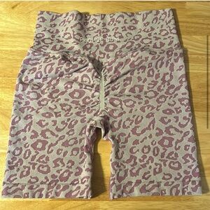 Pcheebum Scrunch butt leopard shorts